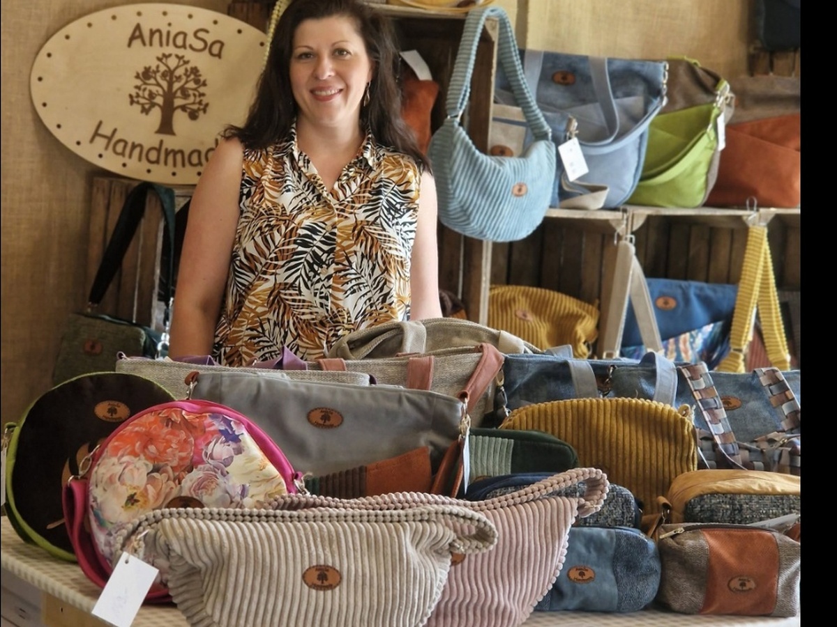 Anna Sakowska, twórczyni marki AniaSa Handmade, przy swojej kolekcji toreb