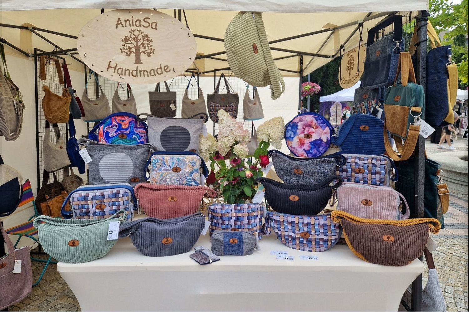 Stoisko AniaSa Handmade z kolekcją ręcznie szytych toreb
